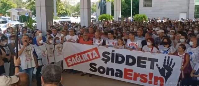 Sağlık çalışanları, doktor Ekrem Karakaya'nın öldürülmesi sonrasında birçok ilde protesto gösterisi düzenledi