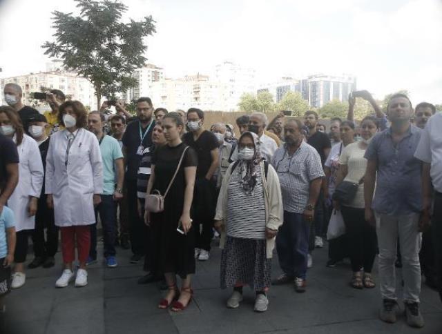 Sağlık çalışanları, doktor Ekrem Karakaya'nın öldürülmesi sonrasında birçok ilde protesto gösterisi düzenledi