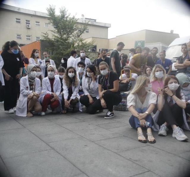 Sağlık çalışanları, doktor Ekrem Karakaya'nın öldürülmesi sonrasında birçok ilde protesto gösterisi düzenledi