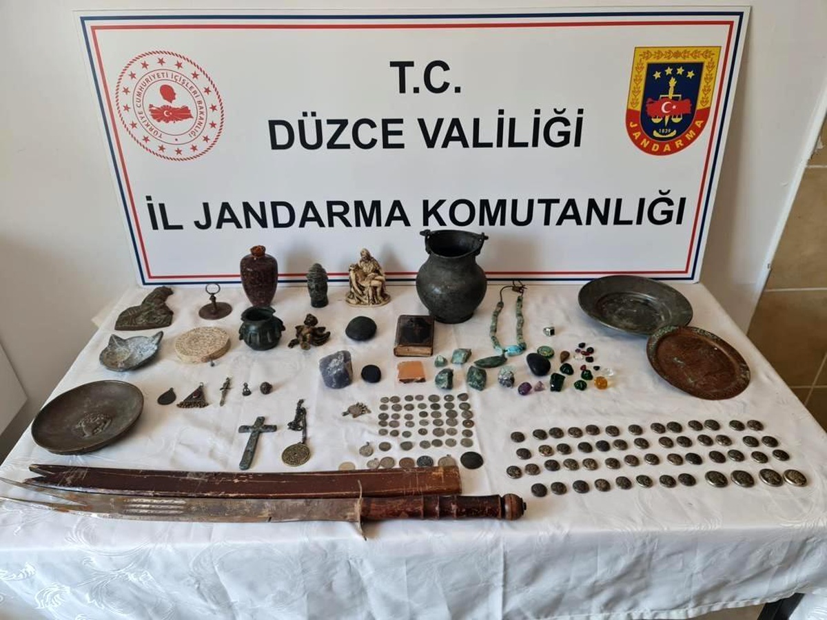 Tarihi eser kaçakçılarından müze çıktı