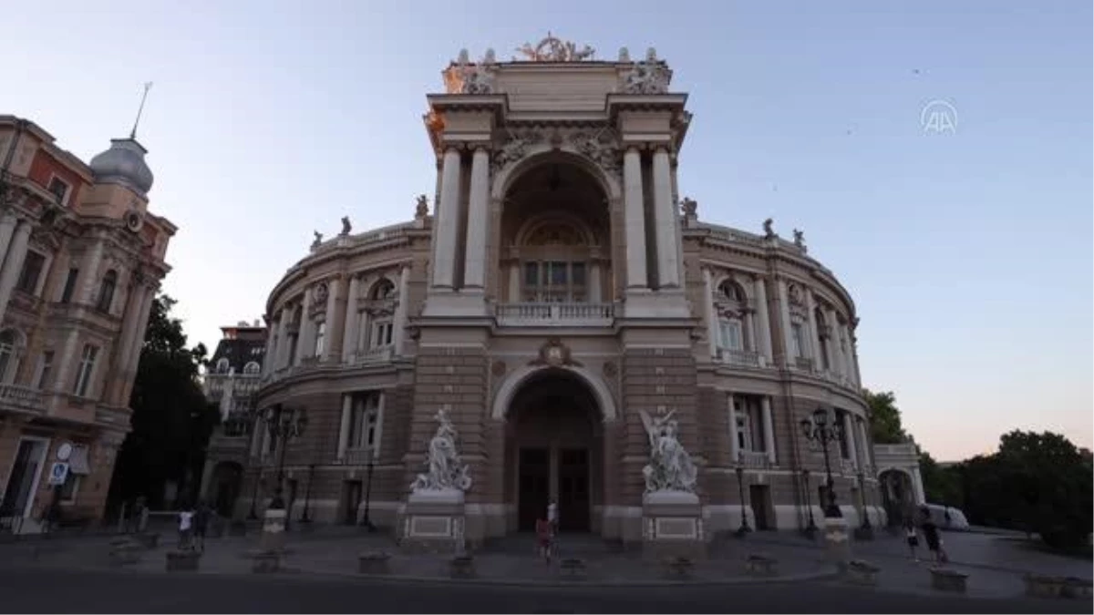 Ukrayna\'nın Odessa kentinde sanatçılar, opera ve bale ile halka moral vermeye çalışıyor