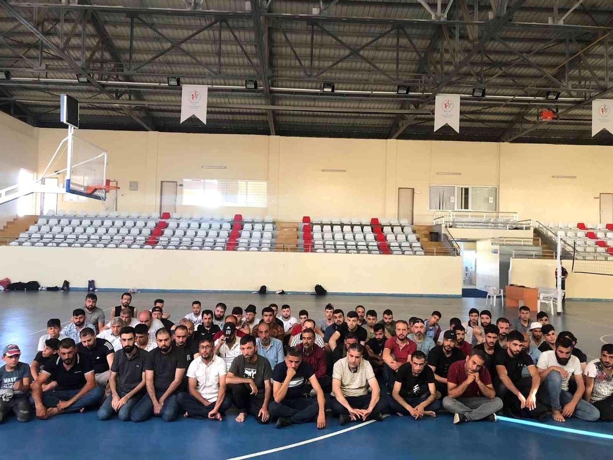 Yurt dışına kaçmaya hazırlık yapan 66 göçmen yakalandı