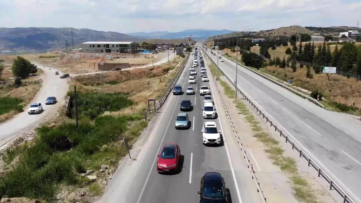 43 ilin geçiş güzergahında trafik yoğunluğu sürüyor