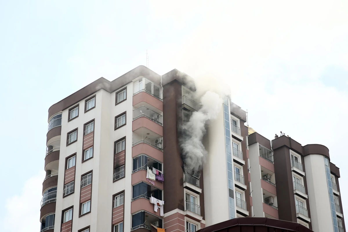 Son dakika gündem: Adana\'da evde çıkan yangında 3 kişi dumandan etkilendi