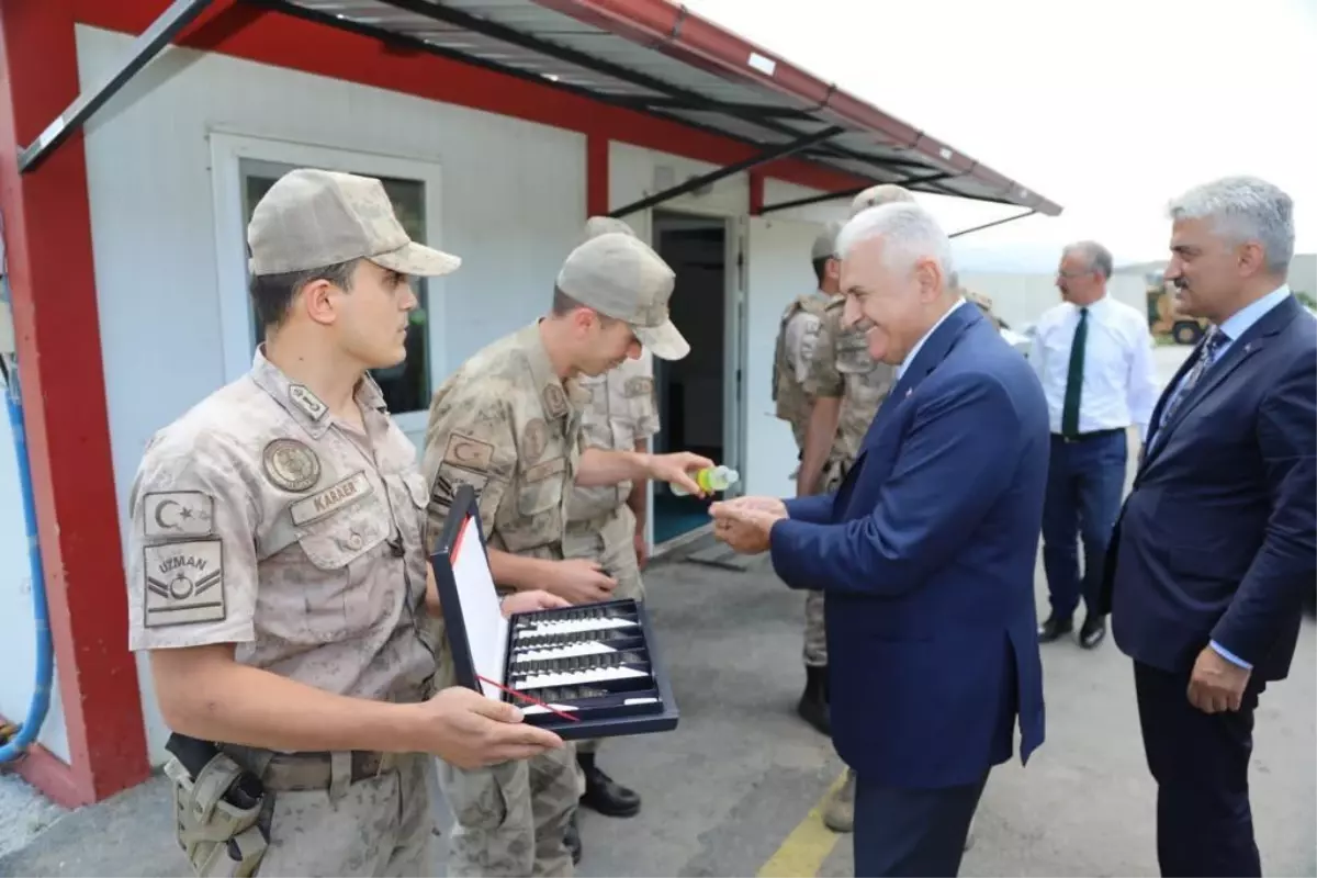 AK Parti Genel Başkanvekili Yıldırım, uygulama noktasında görevli ekiplerle bayramlaştı