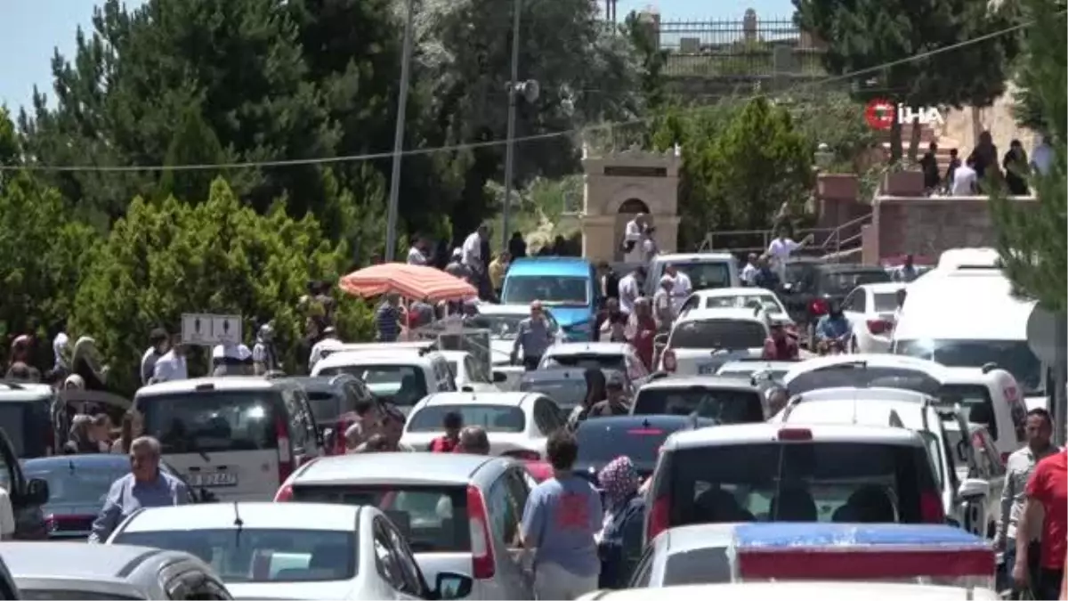 Arefe günü mezarlıklarda ziyaretçi yoğunluğu