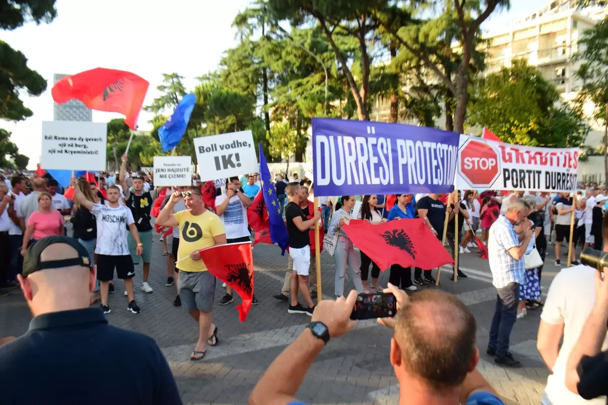 Arnavutluk\'ta hükümet karşıtı protesto düzenlendi