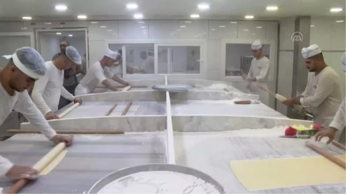 Baklavacılar bayrama hazır, tatlılar tezgahlarda yerini aldı