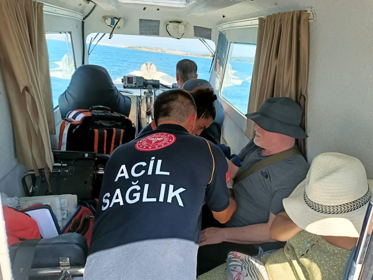 Balıkesir\'in Ayvalık açıklarında rahatsızlanan vatandaşa tıbbı tahliye