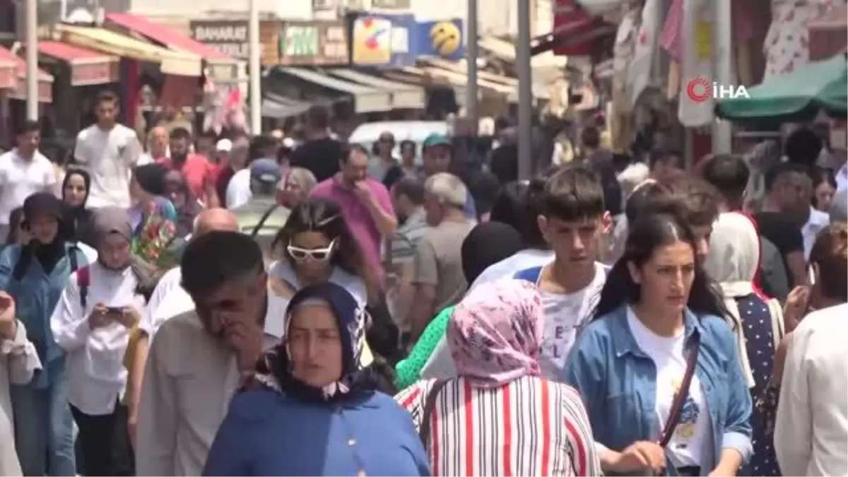 Bayram alışverişini son güne bırakanlar, çarşıda yoğunluk oluşturdu