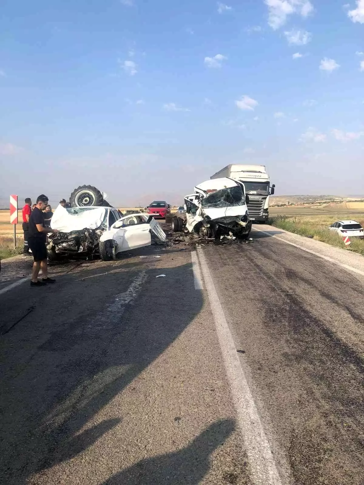 Son dakika haberleri... Bayram öncesi feci kaza, karayolu savaş alanına döndü: 2 ölü, 1 yaralı