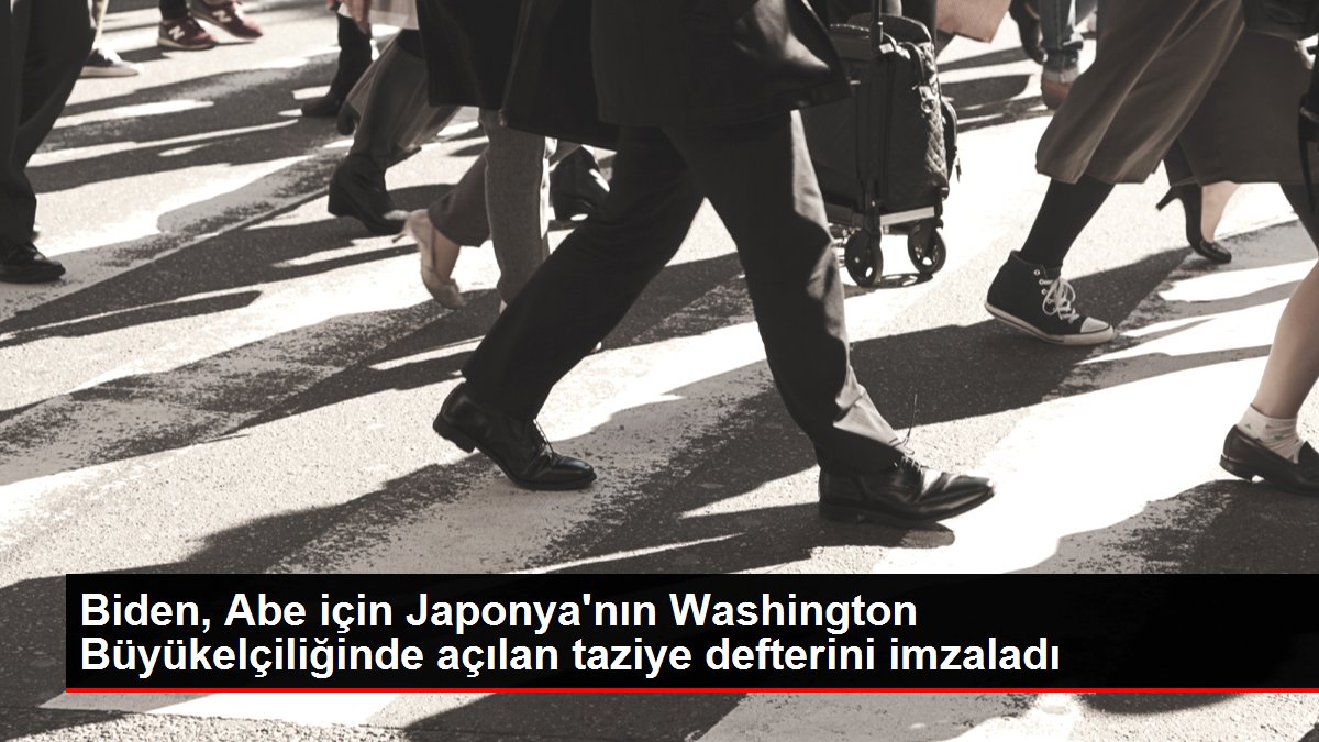 Biden, Abe için Japonya'nın Washington Büyükelçiliğinde açılan taziye defterini imzaladı
