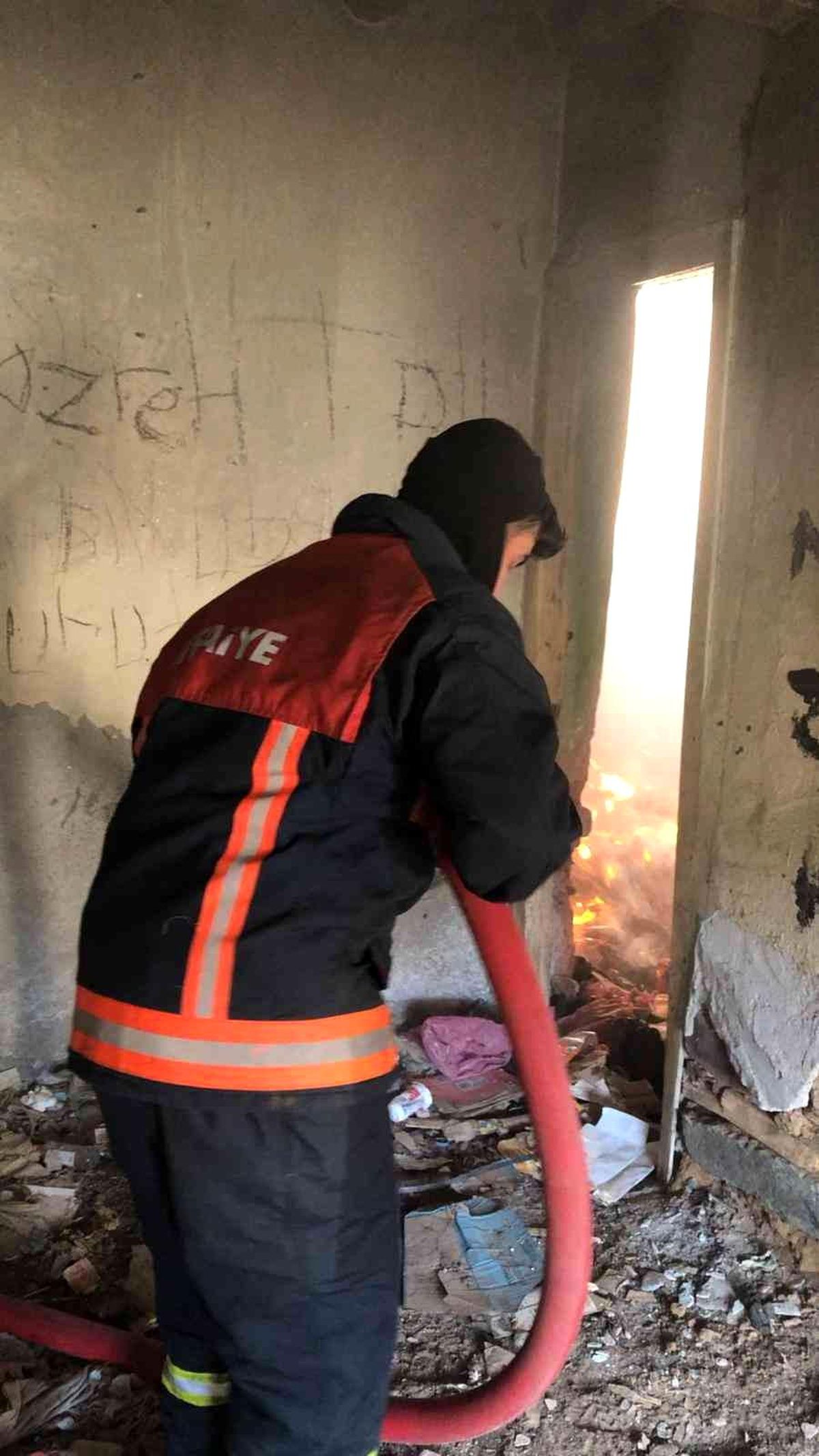 Bingöl\'de metruk binada çıkan yangın söndürüldü