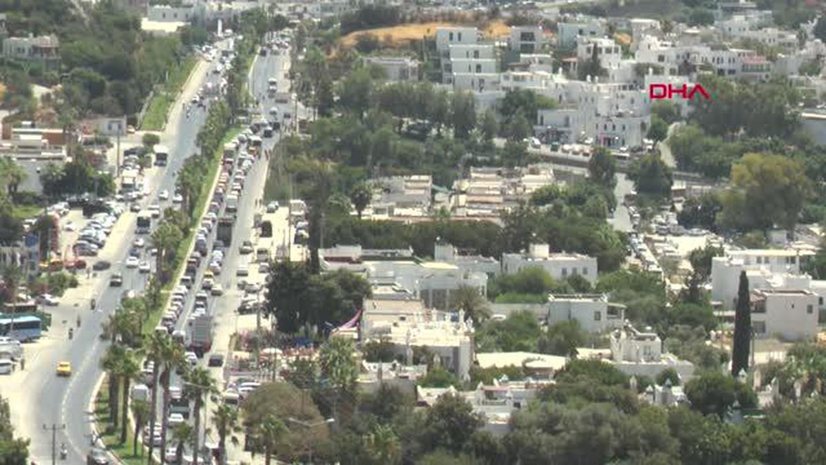 BODRUM'DA ARİFE GÜNÜ TRAFİK KİLİTLENDİ