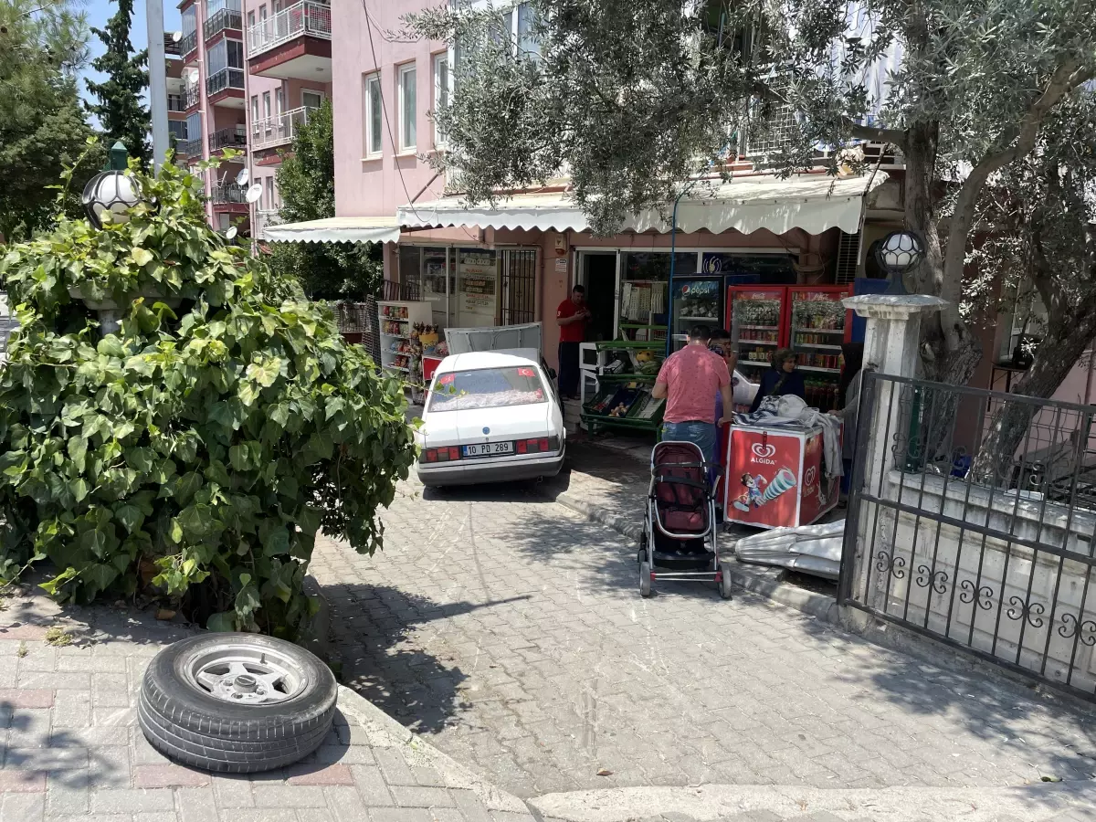 Denizli\'de lastiği çıkan otomobil, bakkalın duvarına çarparak durdu