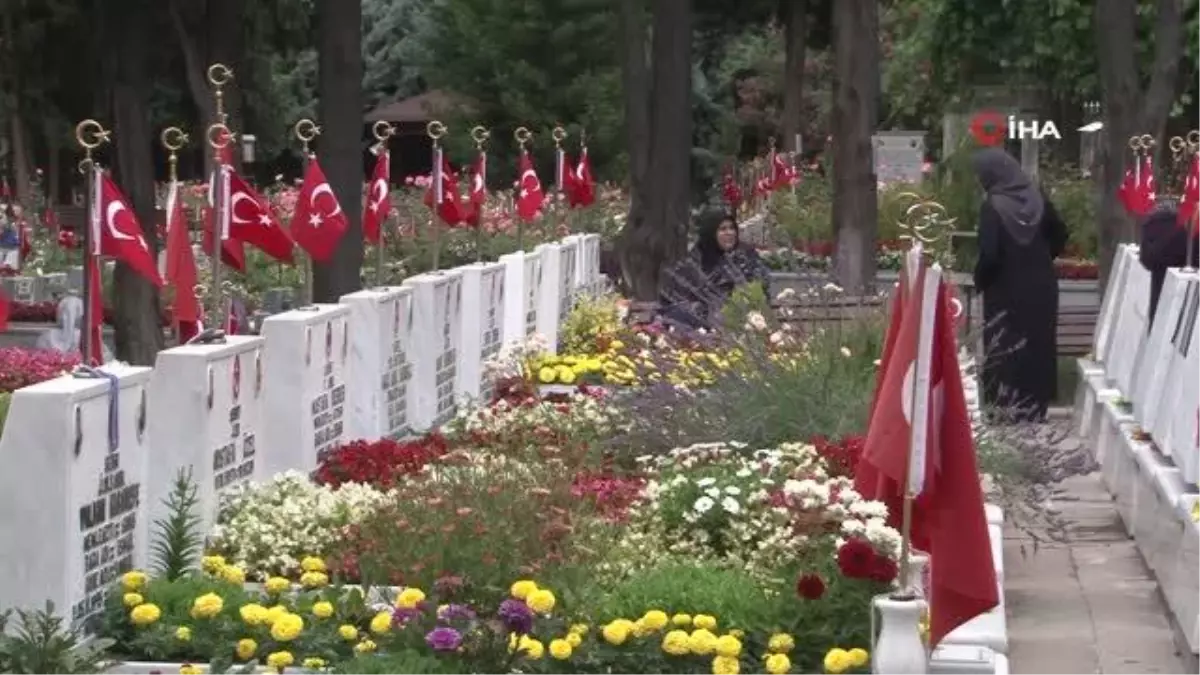 Son dakika genel: Edirnekapı Şehitliği\'nde Kurban Bayramı arefesinde hüzün hakim