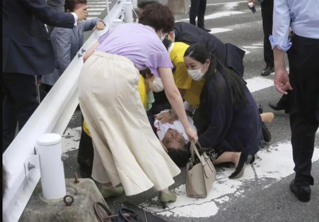 Eski Japonya Başbakanı Abe Şinzo, silahla vuruldu