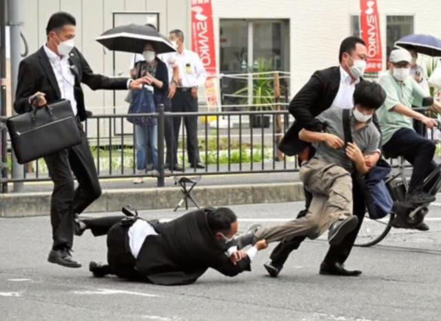 Eski Japonya Başbakanı Şinzo Abe, konuşma yaptığı sırada pompalı tüfekle vuruldu