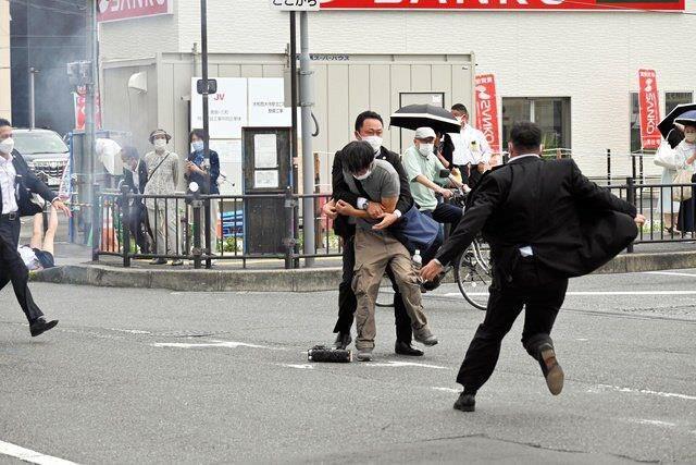 Eski Japonya Başbakanı Şinzo Abe, silahla vuruldu