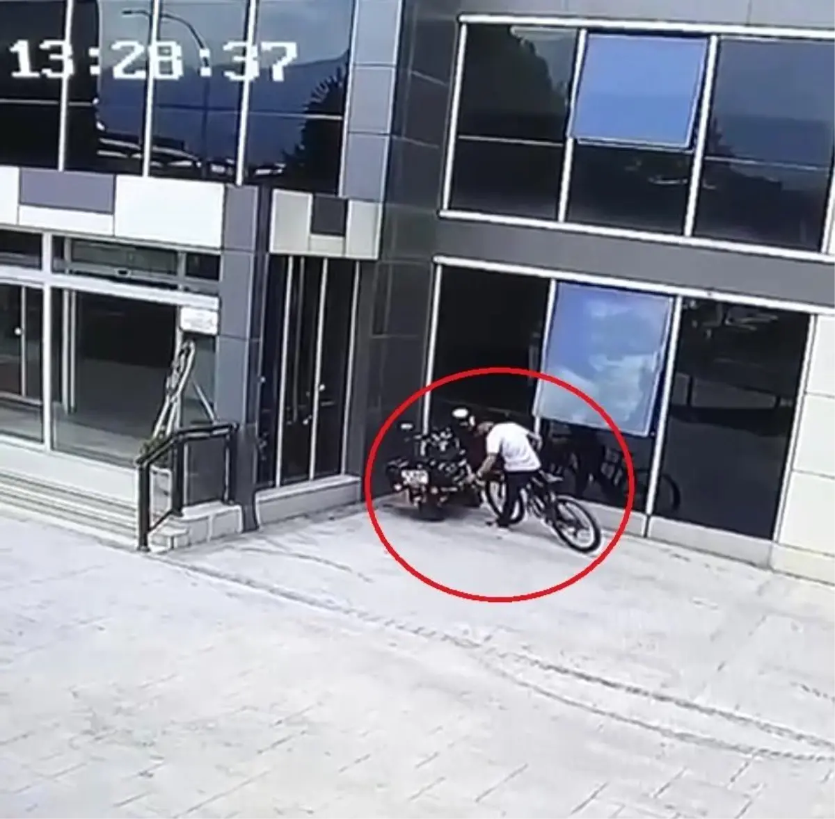 Hırsızlık yapmak isterken fark edilince arkasına bile bakmadan kaçtı...O anlar kamerada