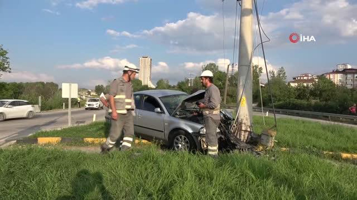 Son dakika haberleri... Hızını alamayan otomobil, kavşakta direğe çarptı: 1 ölü, 3 yaralı