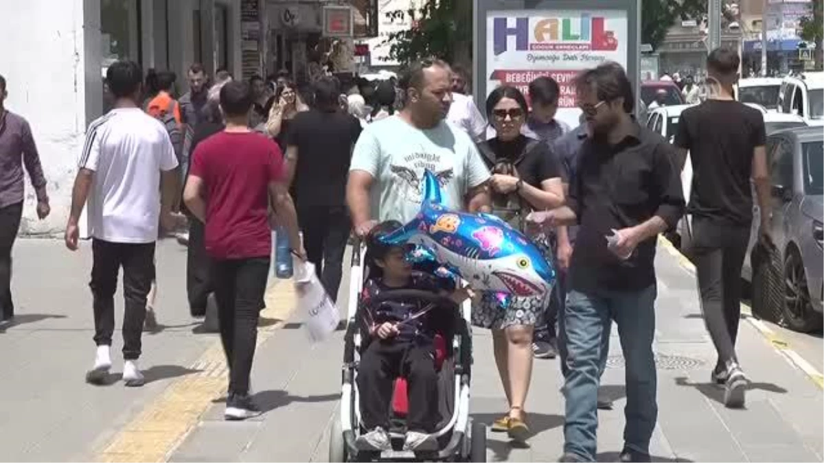 İranlı turistler esnafın bayram sevincini ikiye katladı