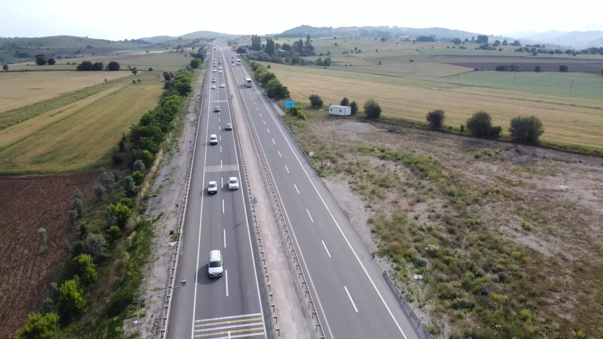 İstanbul\'u Karadeniz illerine bağlayan D-100 kara yolunda bayram yoğunluğu sürüyor