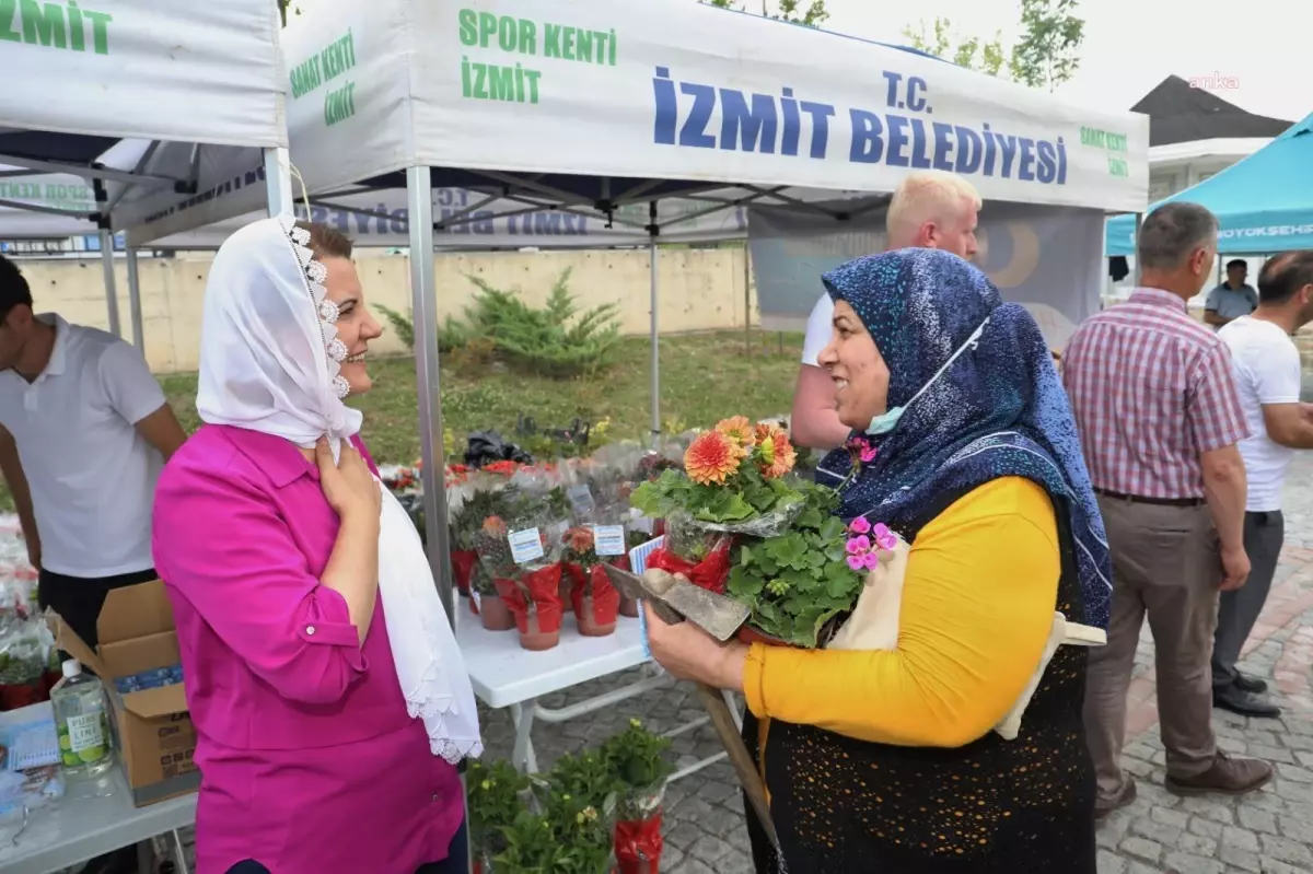 İzmit Belediye Başkanı Hürriyet, Mezarlık Ziyareti Yapan Yurttaşlara Çiçek ve Cüz Hediye Etti