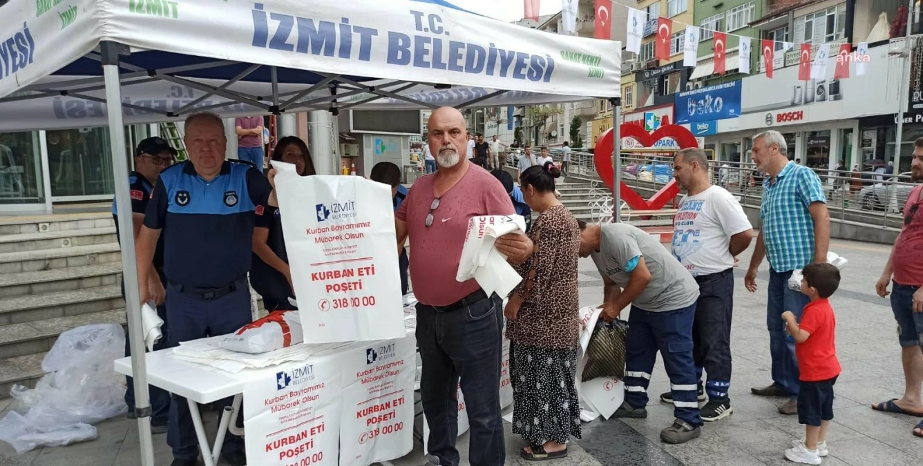 İzmit Belediyesi Yurttaşlara 40 Bin Kurban Poşeti Dağıttı