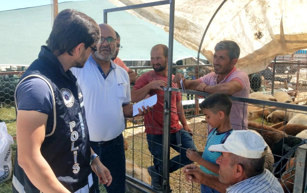 Karaman\'da kurban pazarında broşürlü sahte para uyarısı