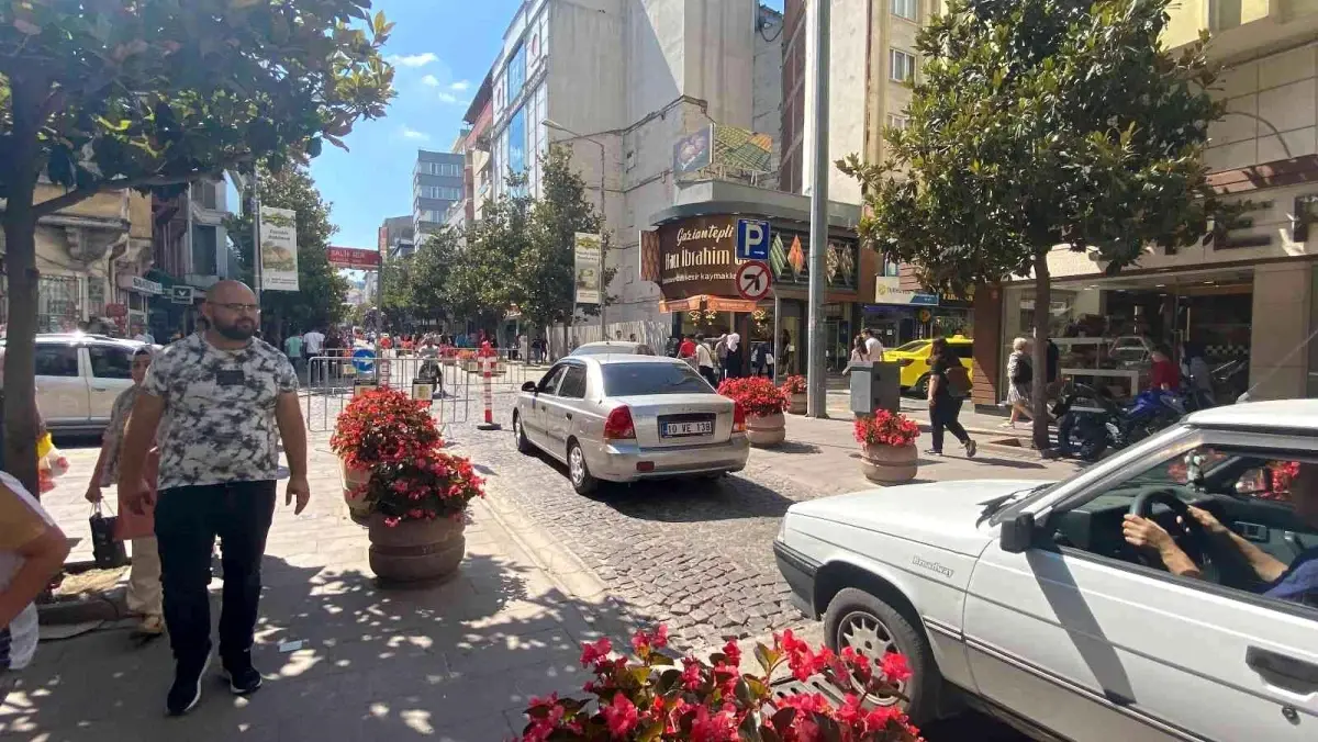 Kurban Bayramı öncesi şehrin simgesi Milli Kuvvetler Caddesi\'nde yoğunluk