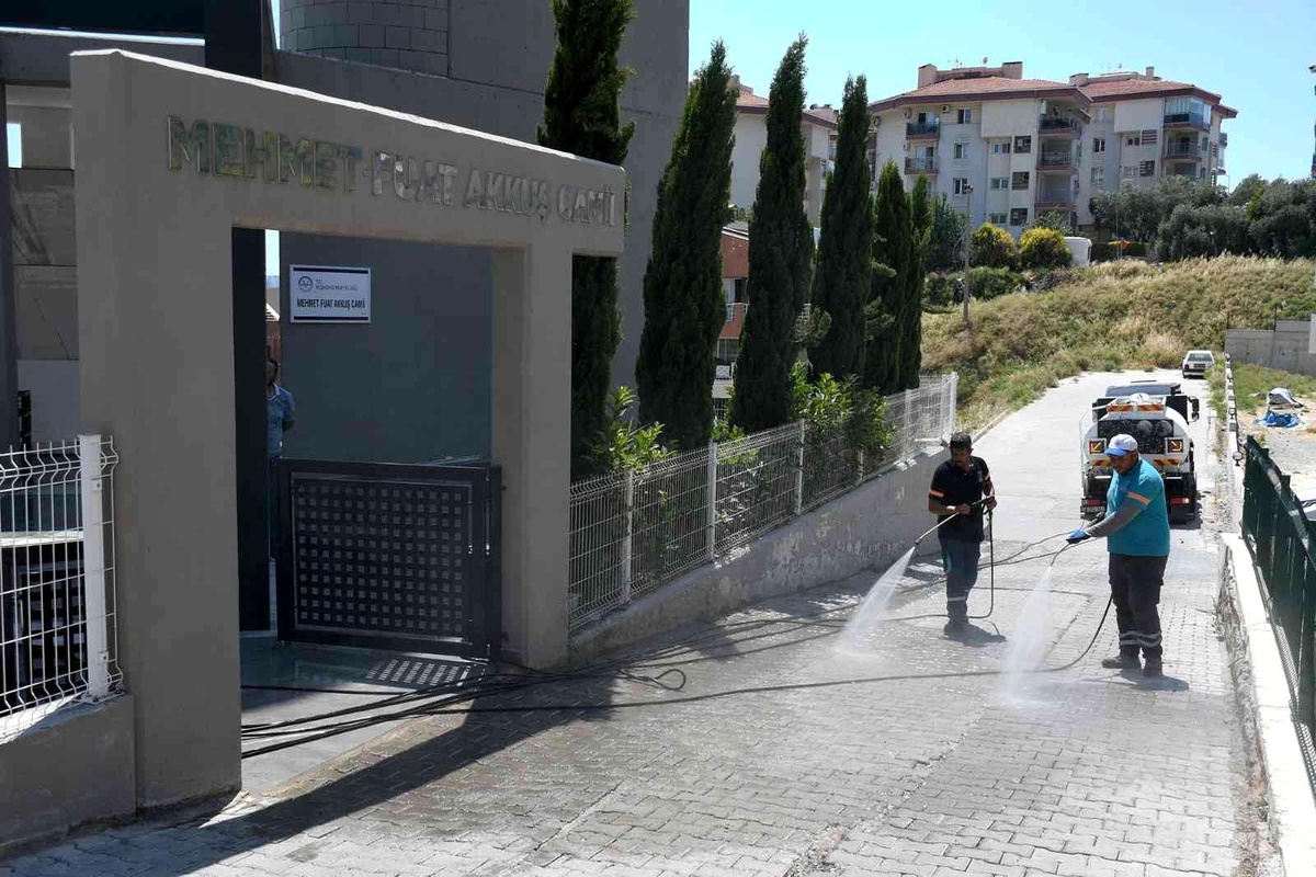 Kuşadası\'nda camiler bayram namazına hazır