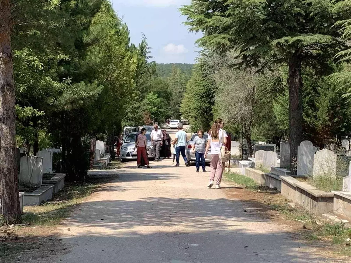 Mezarlıkta arefe yoğunluğu