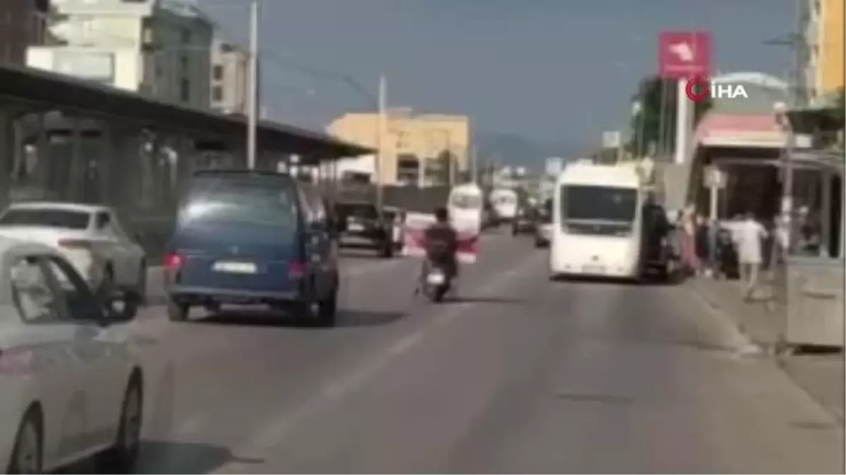 Motosikletin üstünde televizyon taşıdı... Trafikte tehlikeli taşımacılık kamerada