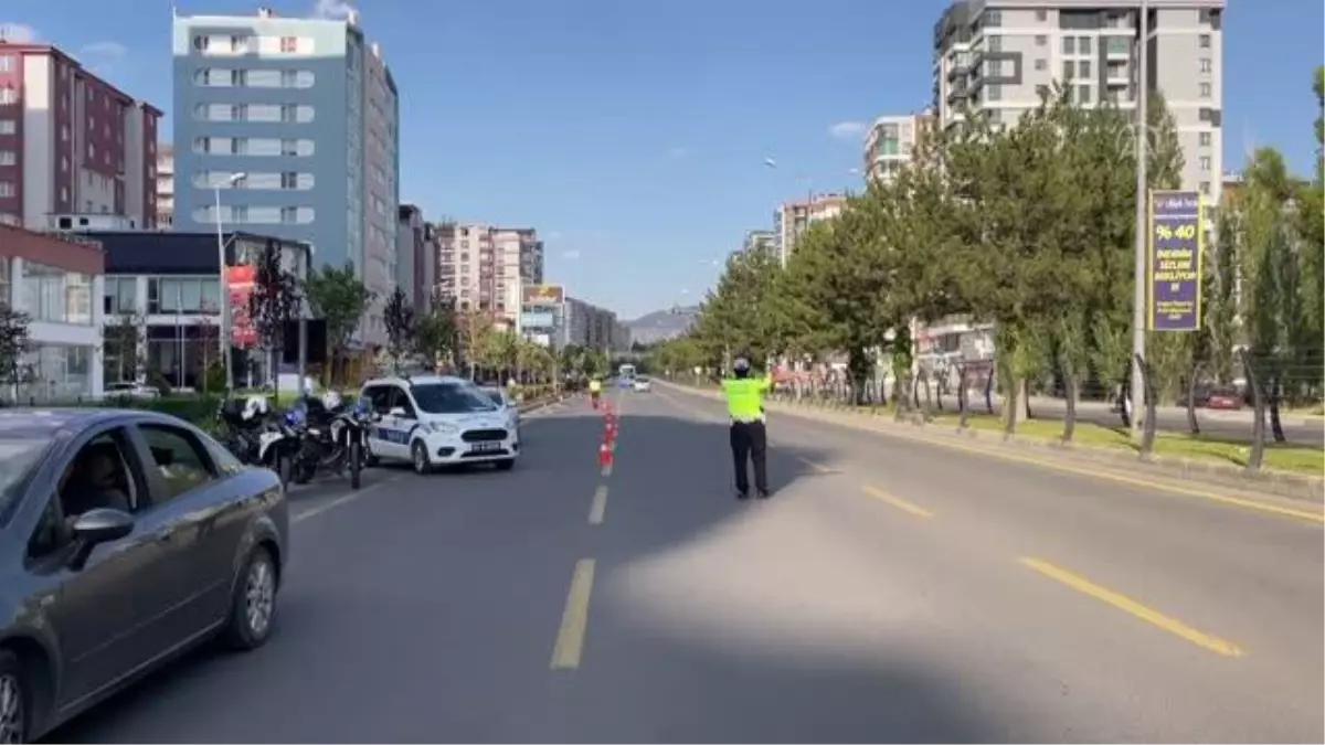 Niğde Valisi Koç, bayram öncesi trafik denetimine katıldı