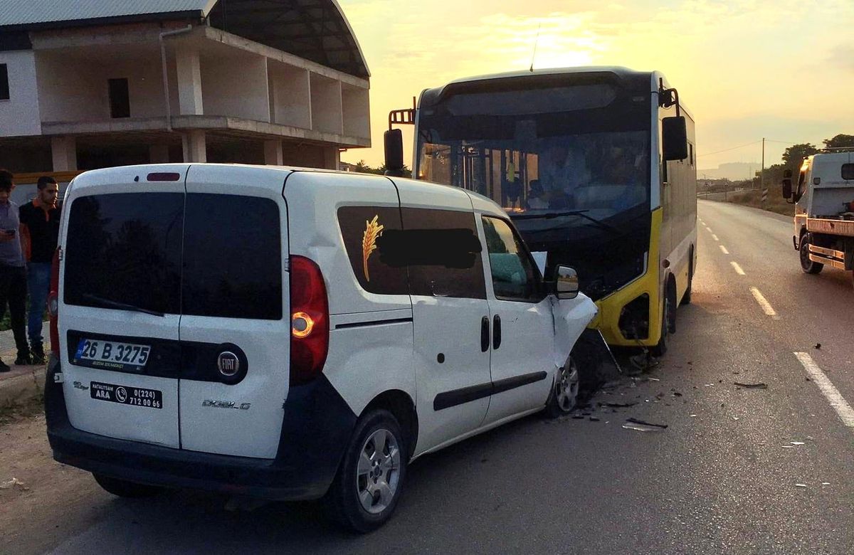 Özel halk otobüsü ile hafif ticari araç kafa kafaya çarpıştı: 1 ölü