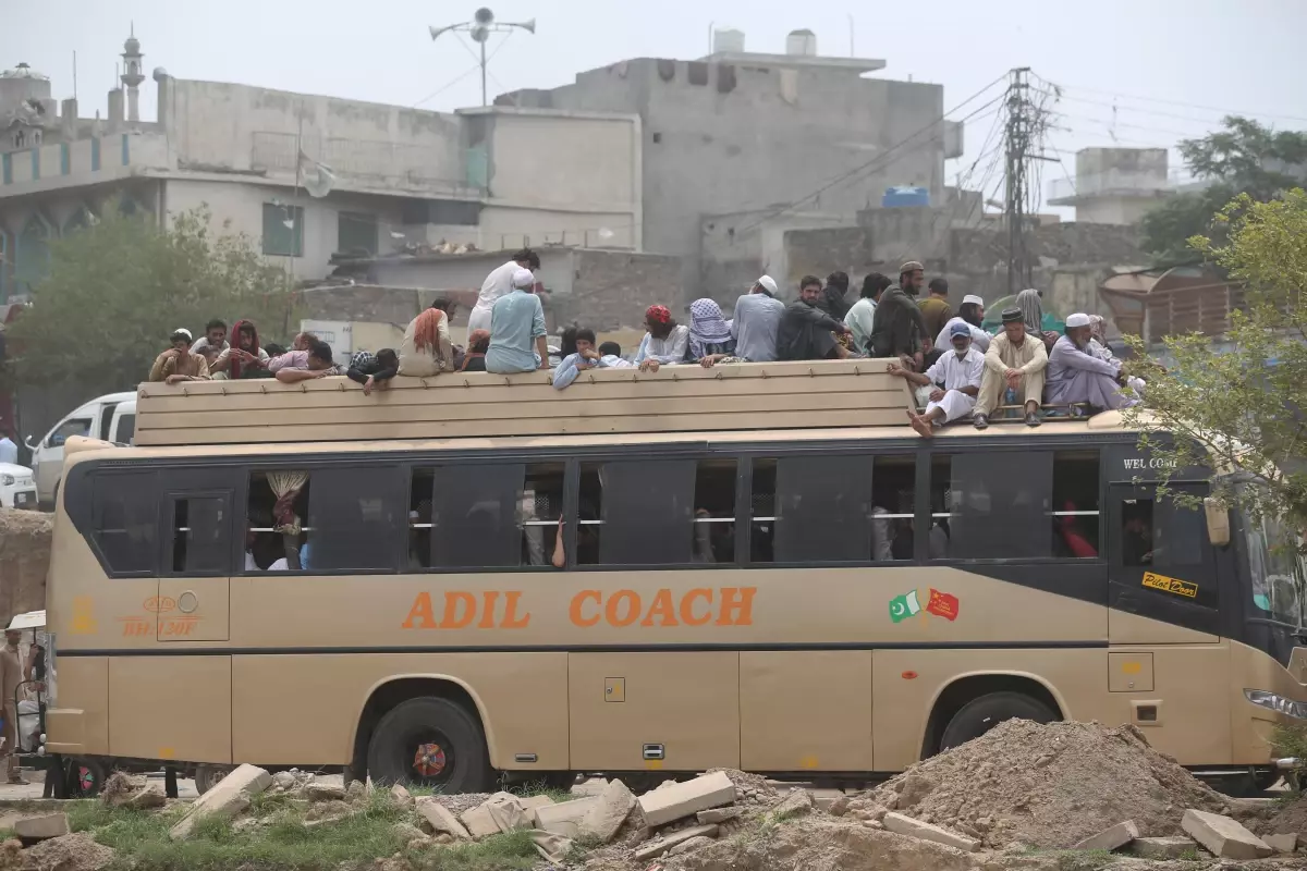 Pakistan\'da Kurban Bayramı öncesi otobüs terminallerinde yoğunluk yaşanıyor