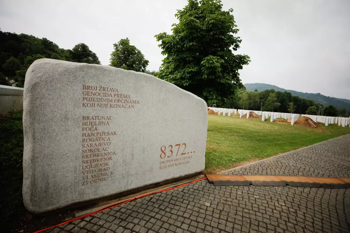 Potoçari Anıt Mezarlığı\'na ulaşan Srebrenitsa kurbanlarının cenazeleri gözyaşlarıyla karşılandı