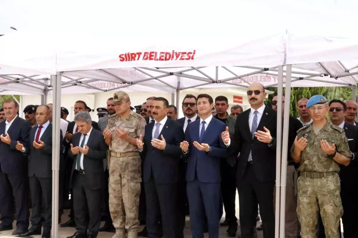 Siirt Valisi Hacıbektaşoğlu\'ndan şehitliğe bayram ziyareti