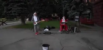 Sokak müzisyenleri Dniprolulara moral veriyor