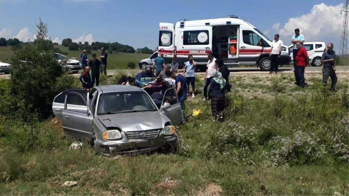 Tarlaya uçan otomobildeki 3 kişi yaralandı