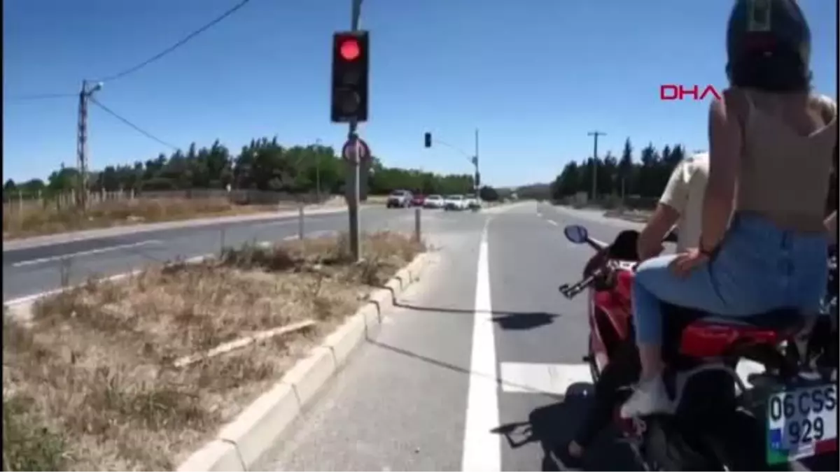 Son dakika haber... Tek tekerli hız denemesi kaza ile sonuçlandı: 3 motosiklet karıştı, 2 kişi yaralandı