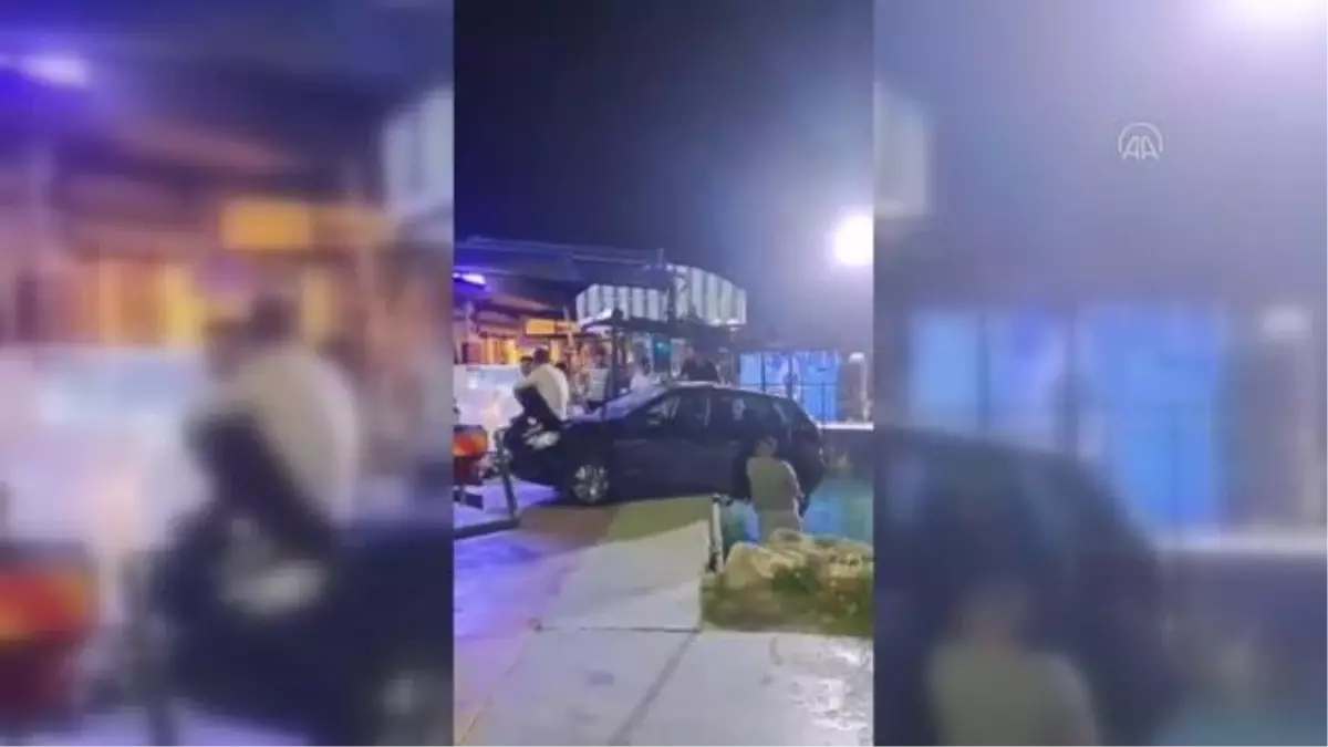 Yalova\'da iskelede asılı kalan otomobilin üzerinde yardım beklediler