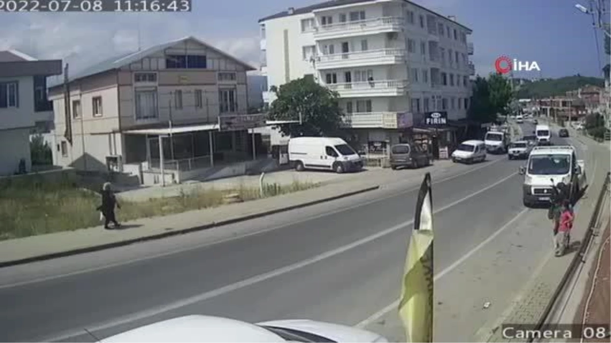 Yolun karşısına geçmeye çalışan çocuğa minibüs çarptı