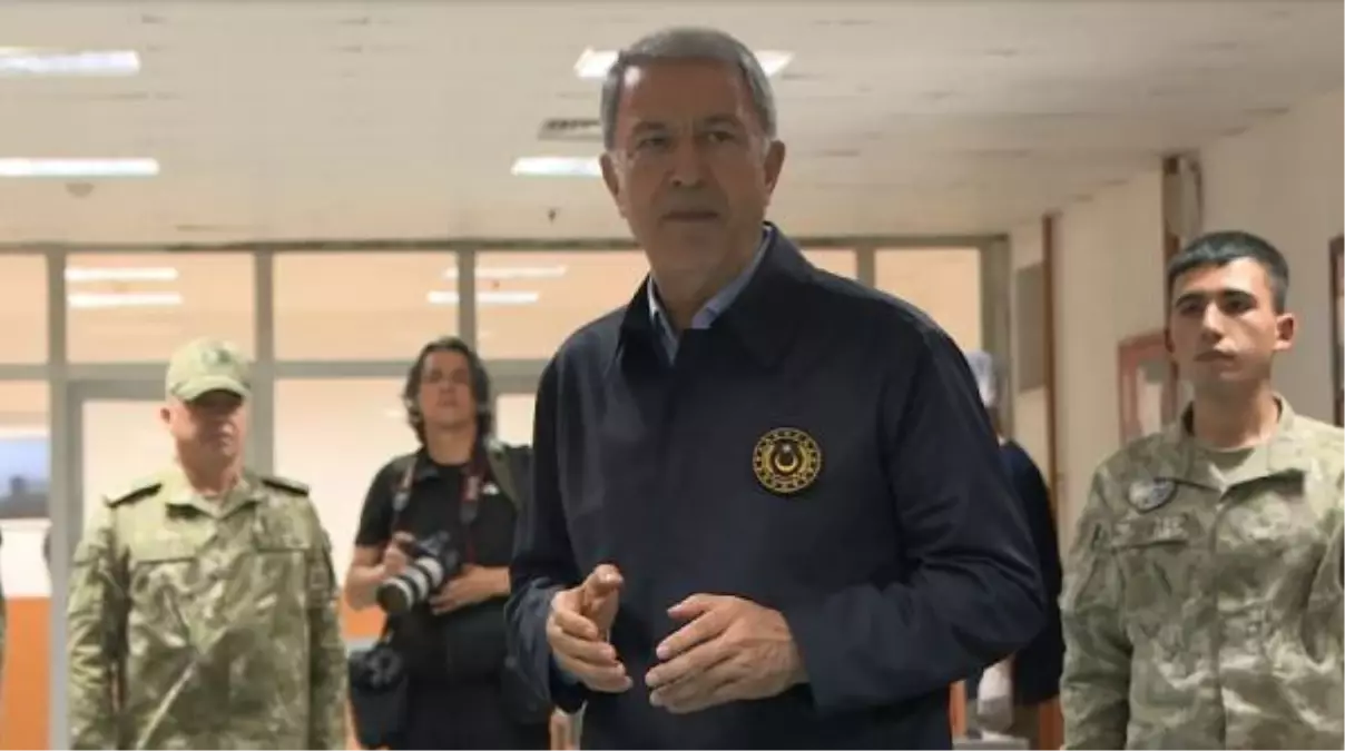 Bakan Akar, Dağlıca\'da Mehmetçik ile bayramlaştı