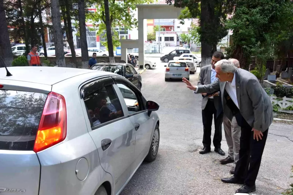 Başkan Bakkalcıoğlu, mezarlık ziyaretine gelen vatandaşların bayramını kutladı