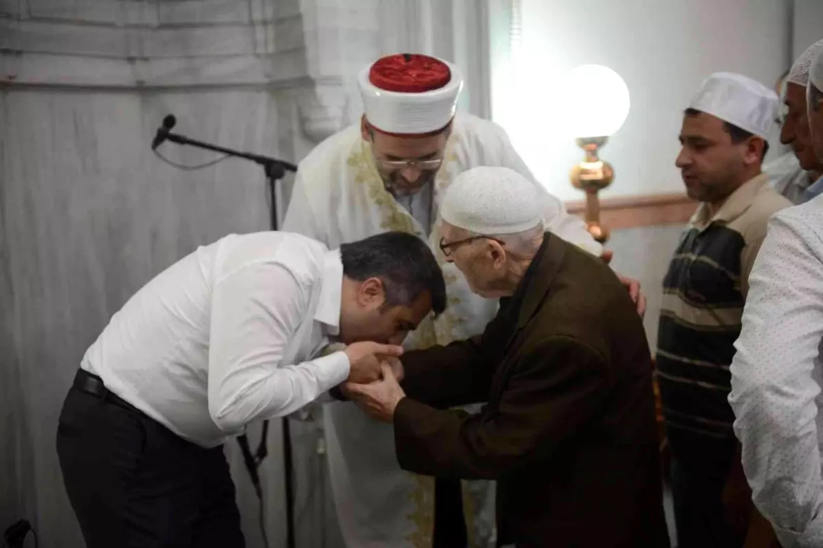 Başkan Oktay Yılmaz bayramı Tatbikat Camii\'nde karşıladı