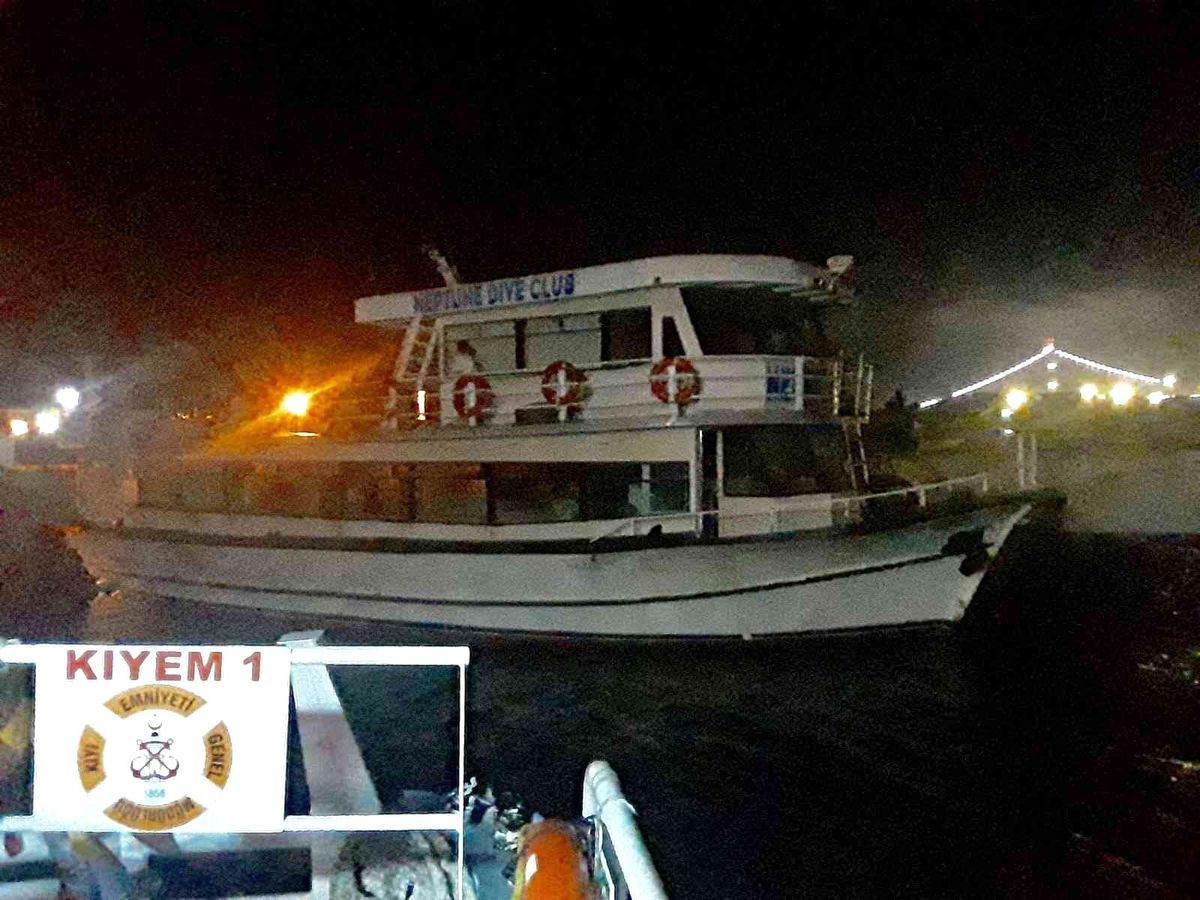 Çanakkale Boğazı\'nda arızalanan tekne kurtarıldı