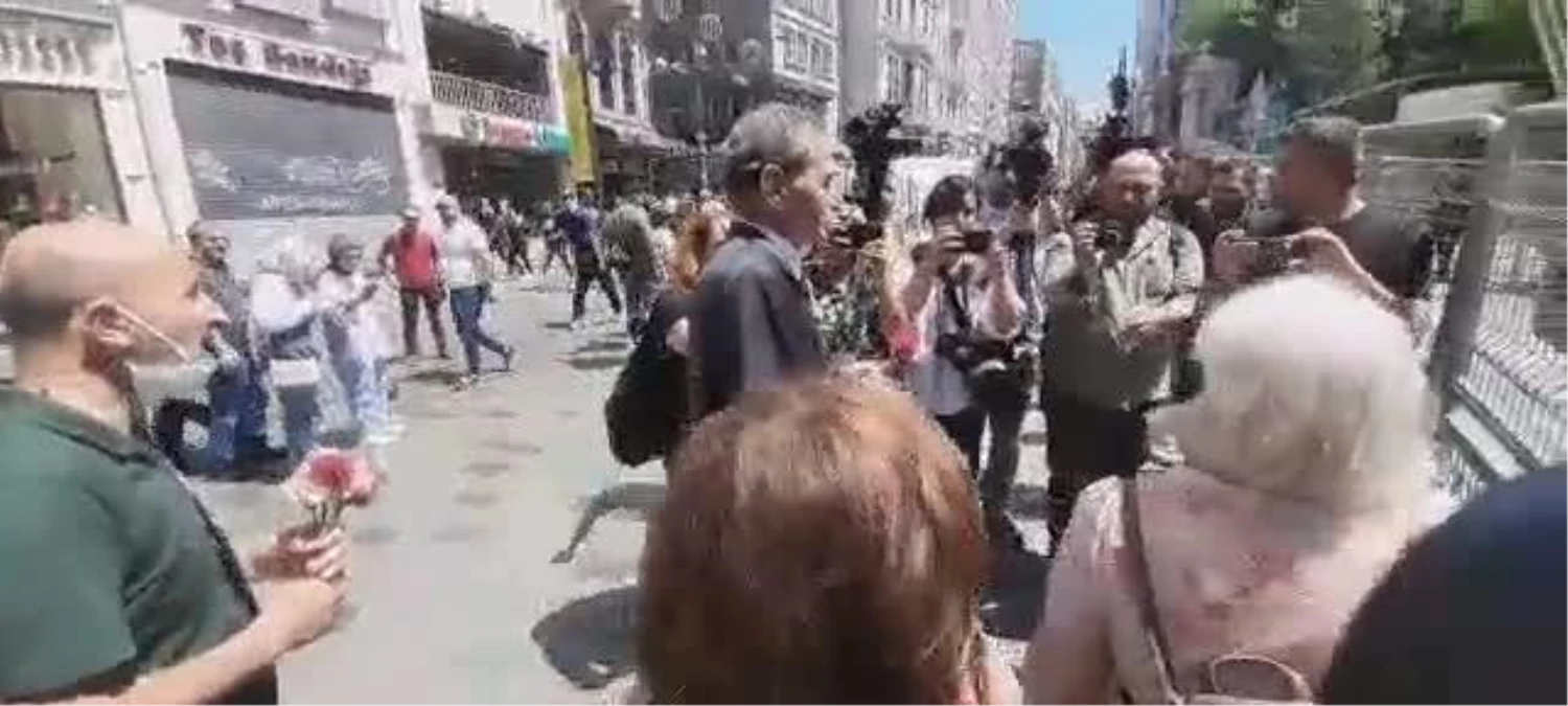 Cumartesi Anneleri Galatasaray Meydanı\'na Karanfil Bıraktı