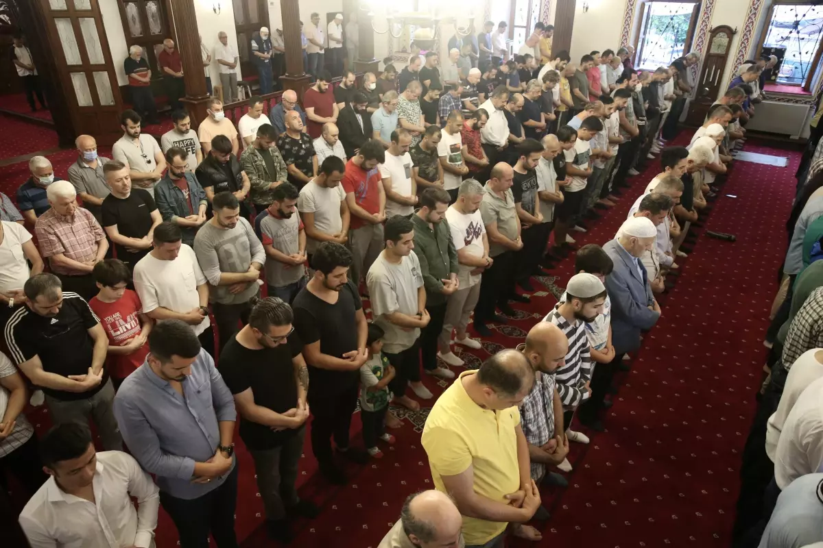 Doğu Marmara ve Batı Karadeniz\'de bayram namazı kılındı